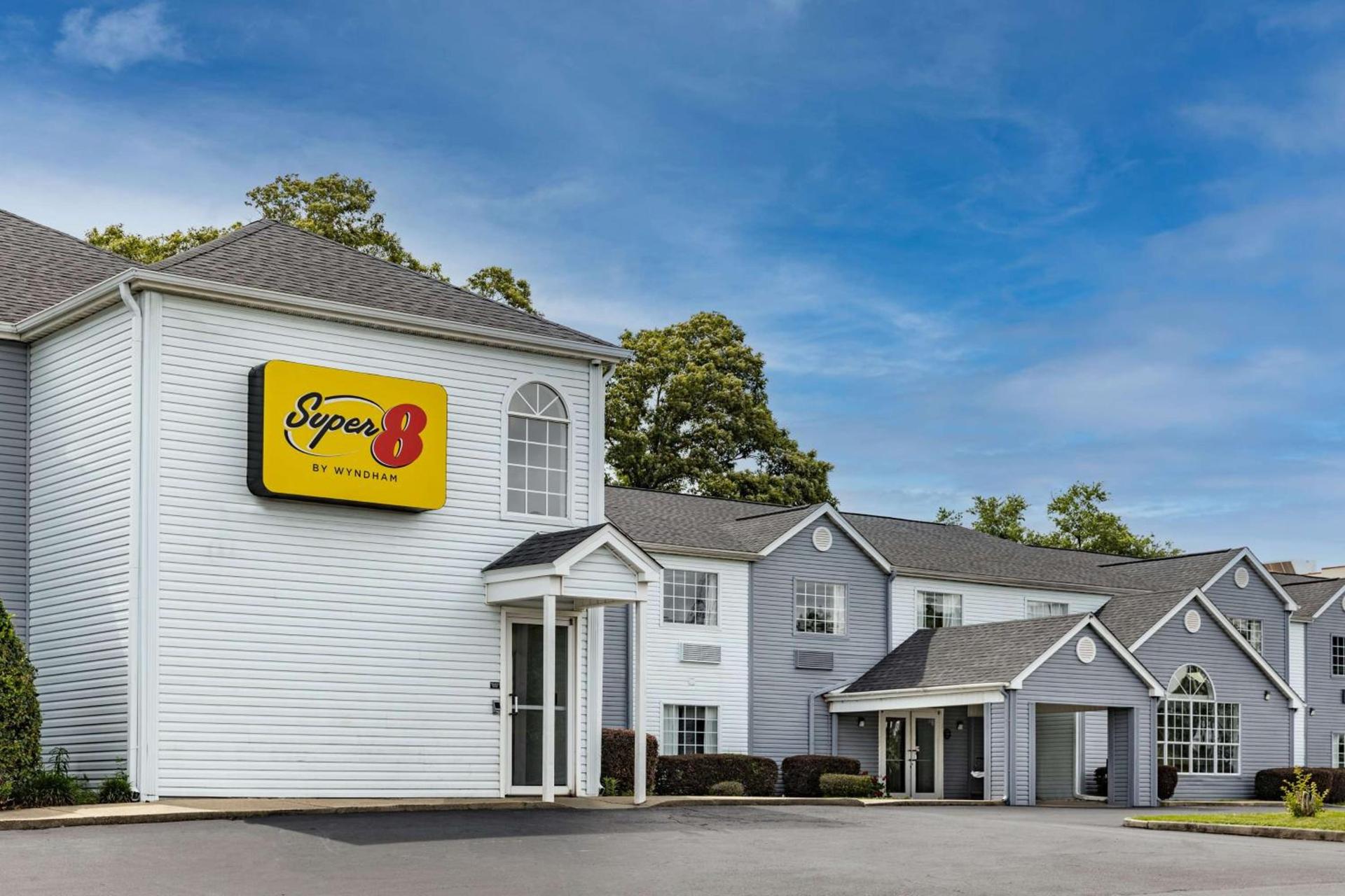 Super 8 by Wyndham Pensacola photo 1