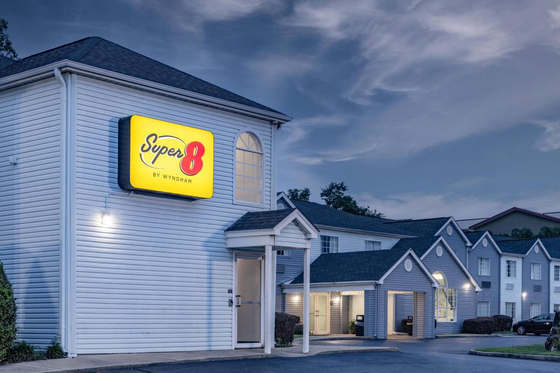 Super 8 by Wyndham Pensacola photo 2