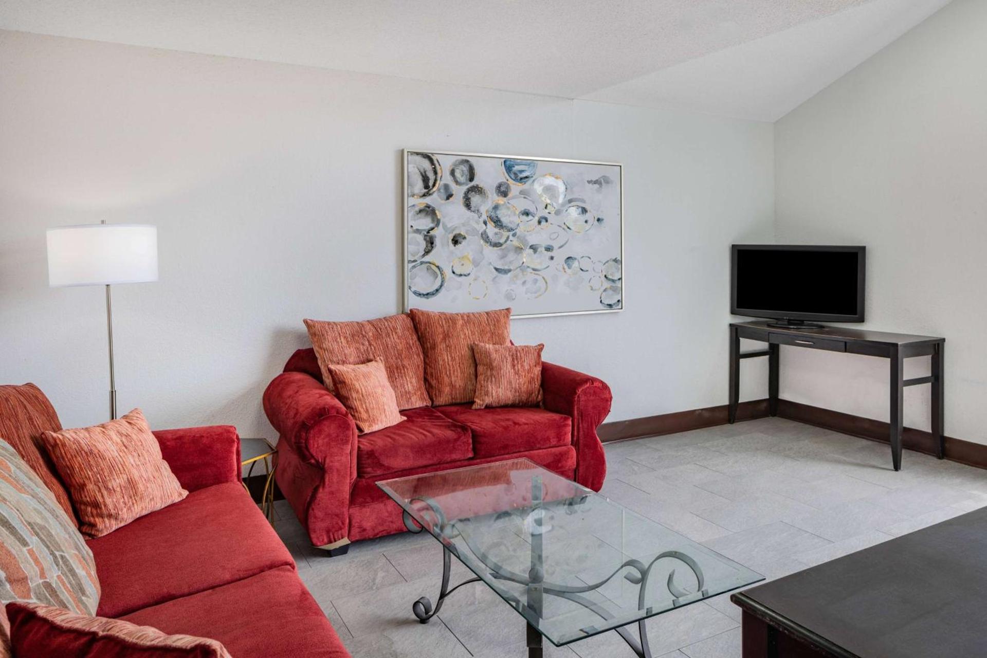 Super 8 by Wyndham Pensacola photo 3
