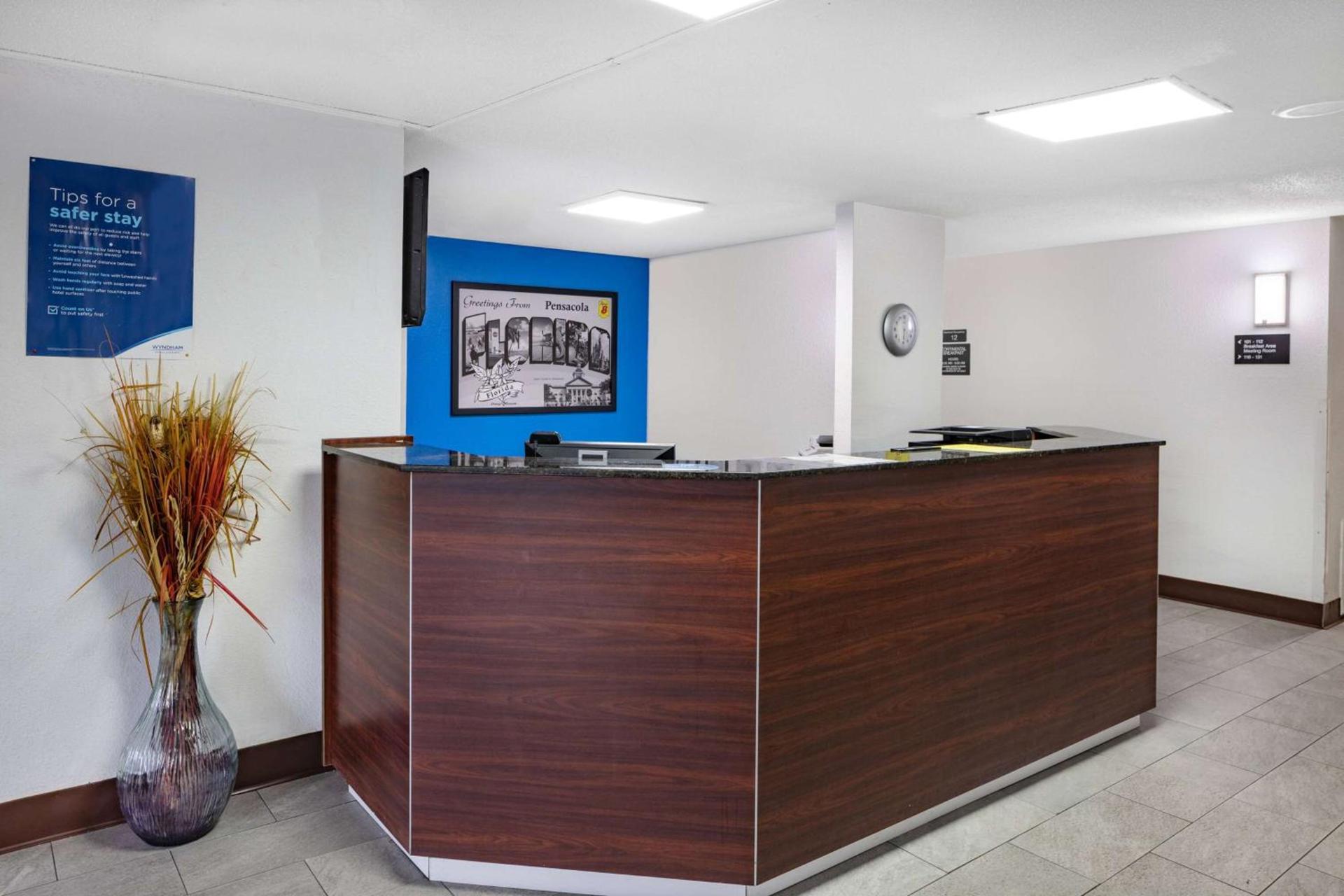Super 8 by Wyndham Pensacola photo 4