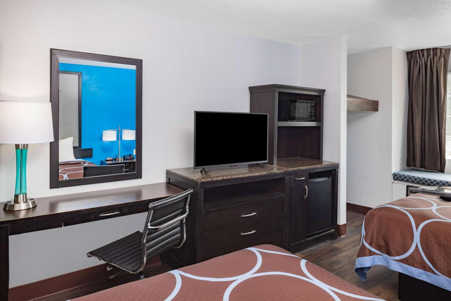 Super 8 by Wyndham Pensacola photo 5
