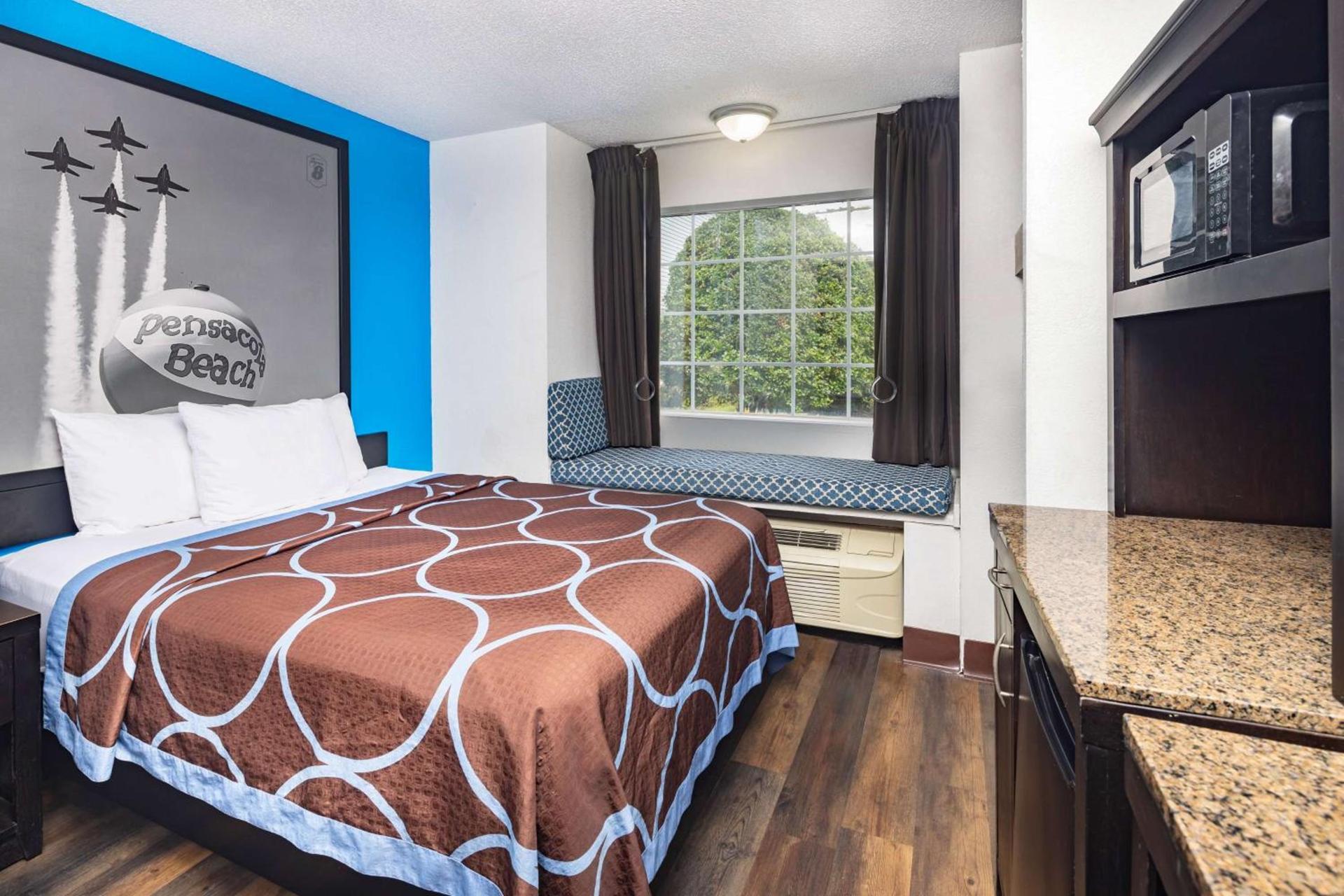 Super 8 by Wyndham Pensacola photo 8