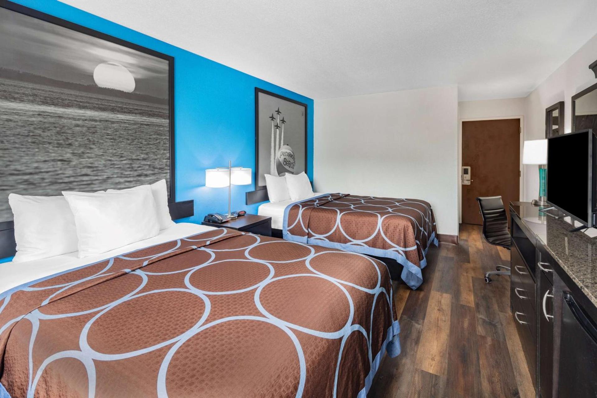 Super 8 by Wyndham Pensacola photo 9