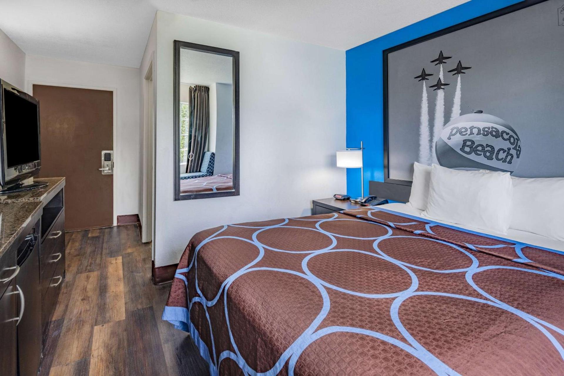 Super 8 by Wyndham Pensacola photo 11