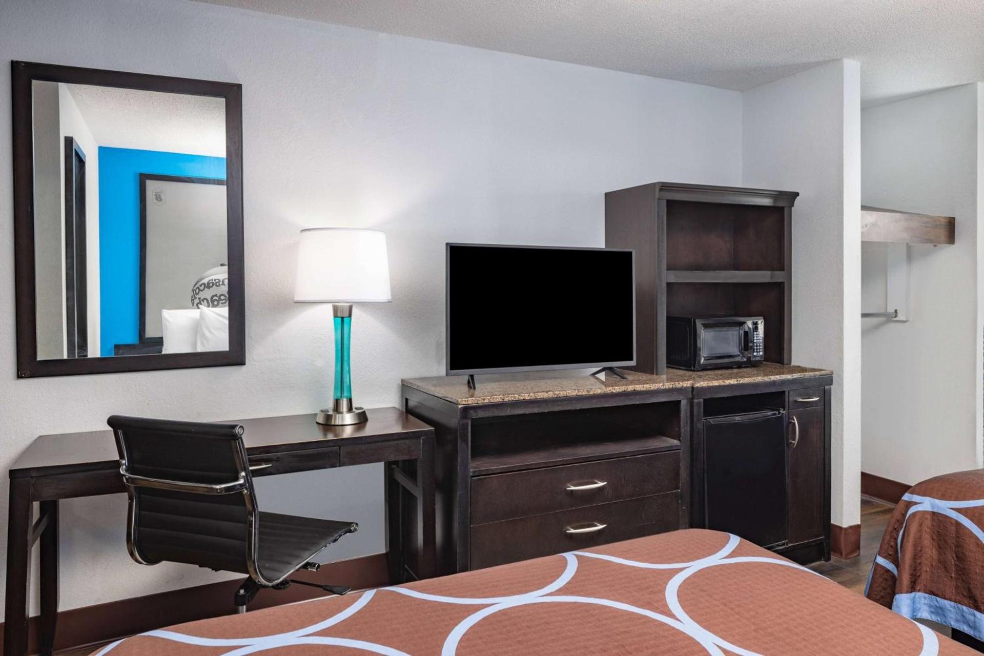 Super 8 by Wyndham Pensacola photo 15