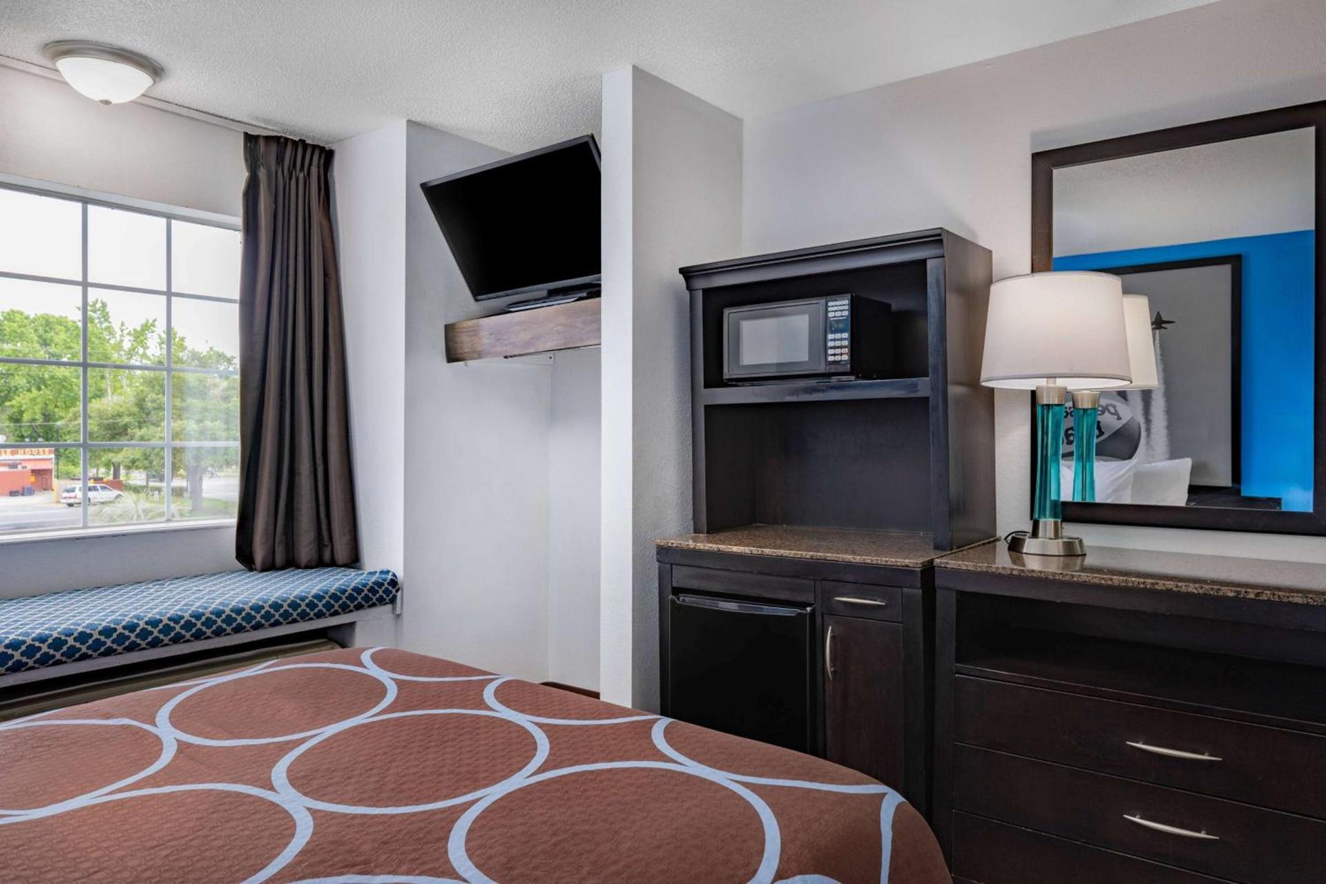 Super 8 by Wyndham Pensacola photo 17