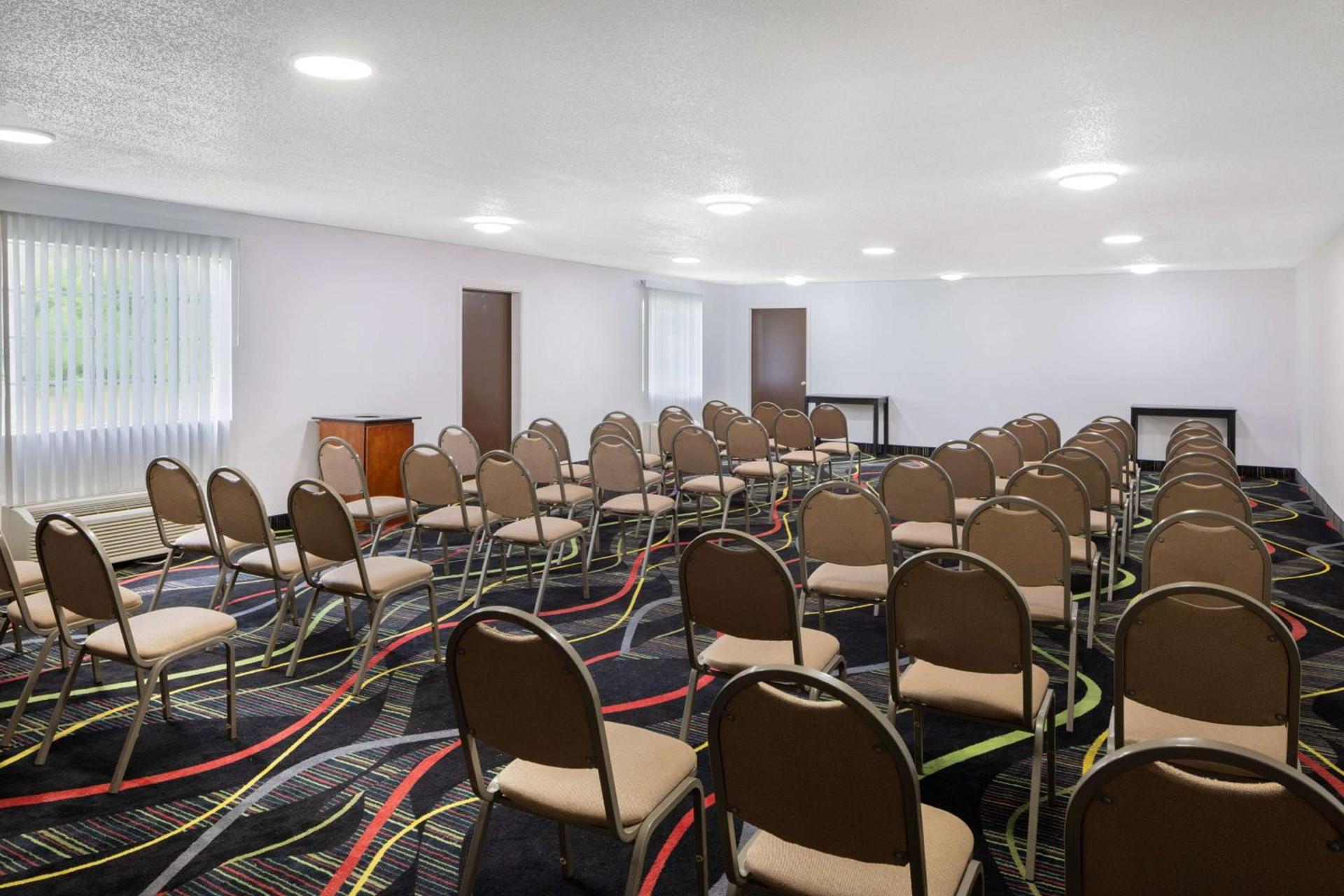 Super 8 by Wyndham Pensacola photo 25