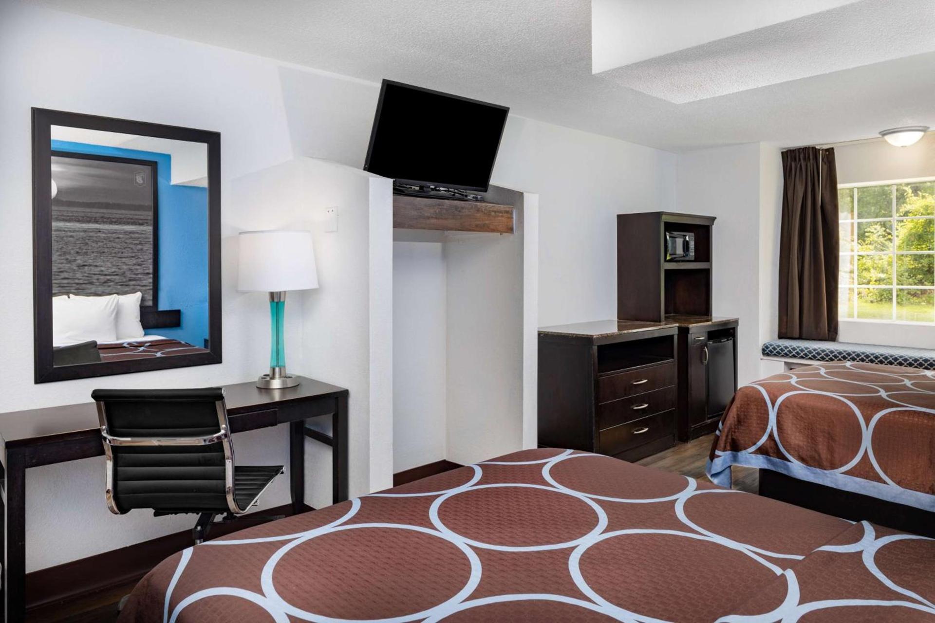 Super 8 by Wyndham Pensacola photo 23