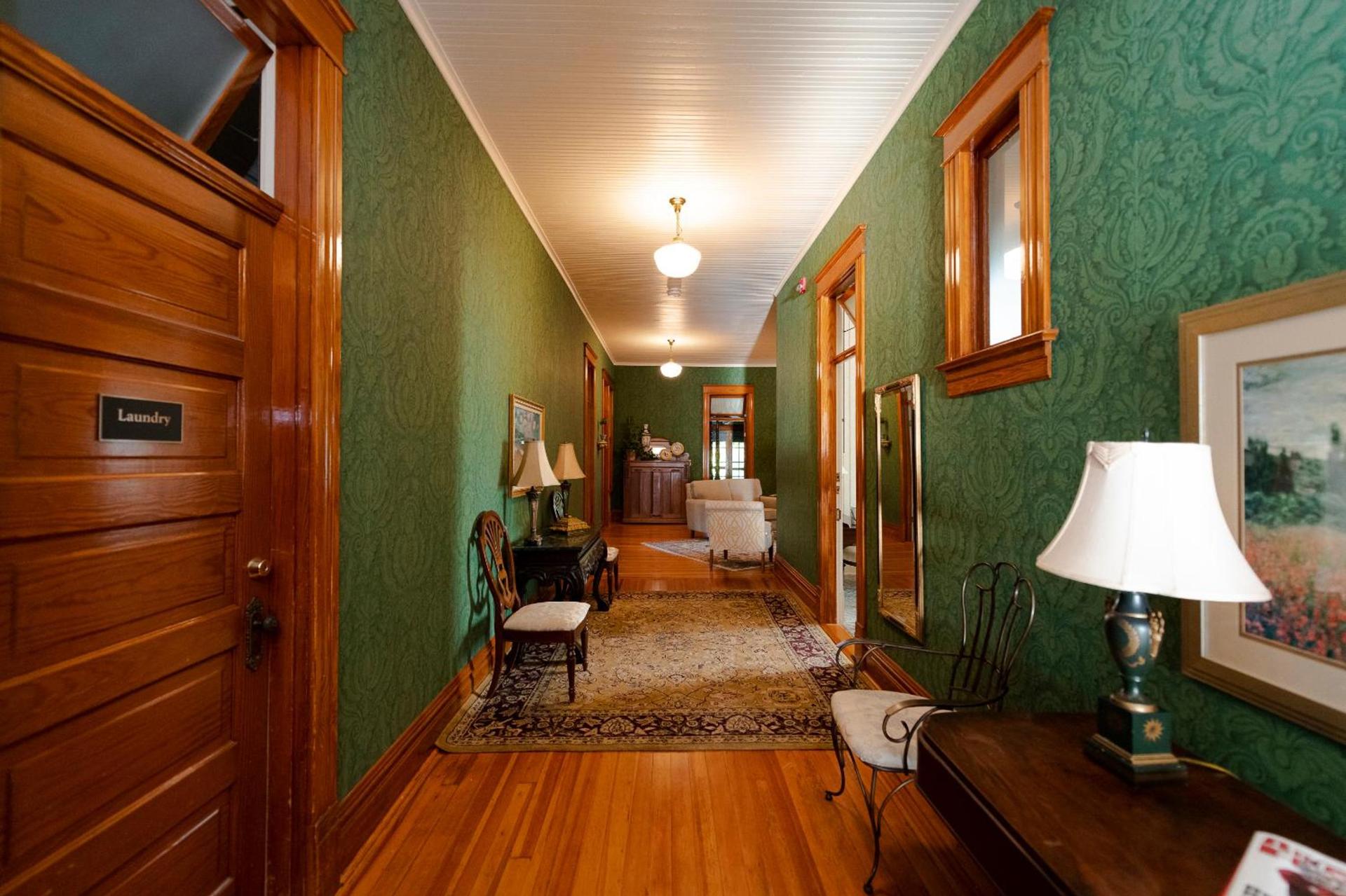 Captain Henderson House photo 28