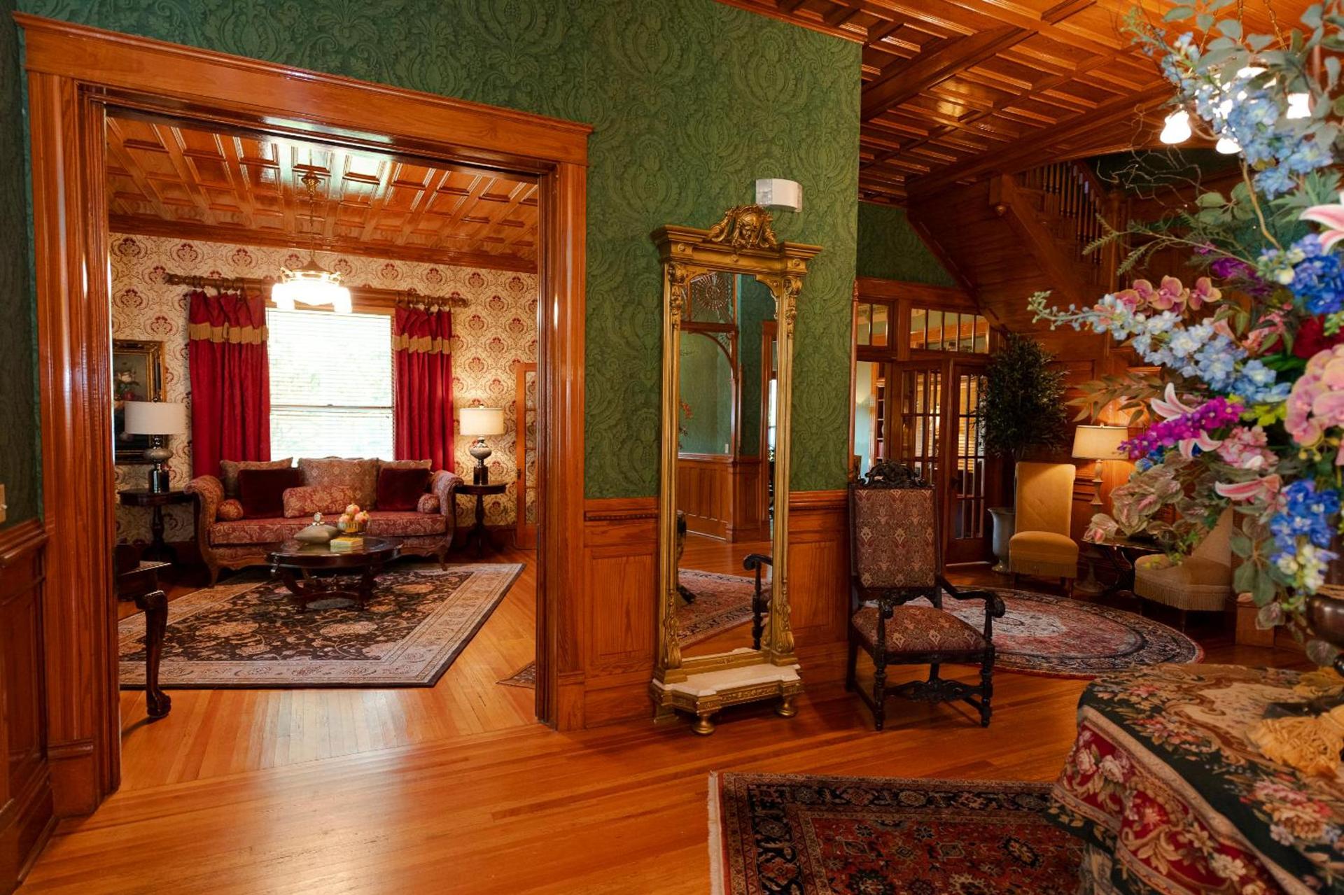 Captain Henderson House photo 4