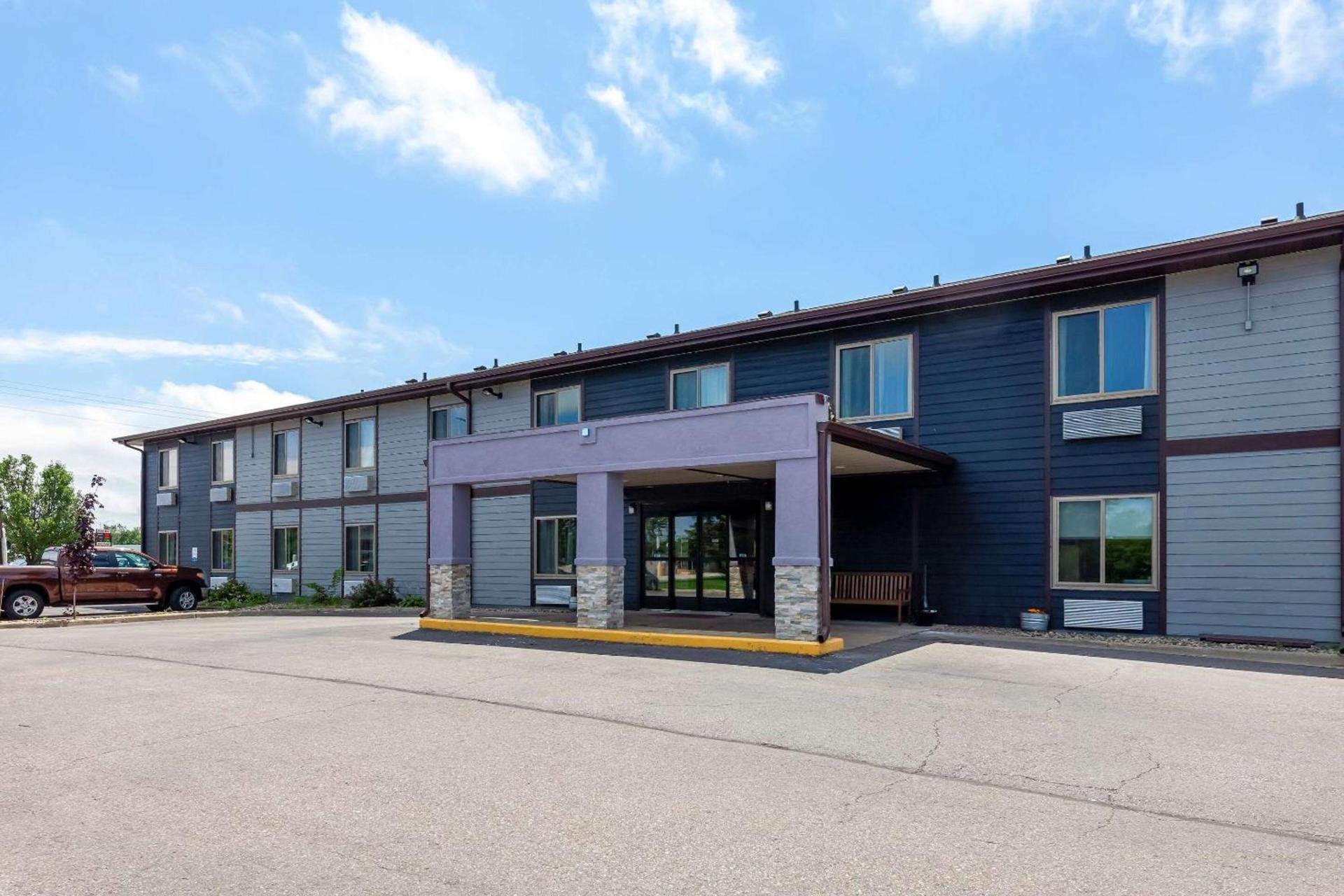 Red Roof Inn & Suites Tomah — hotel in Tomah