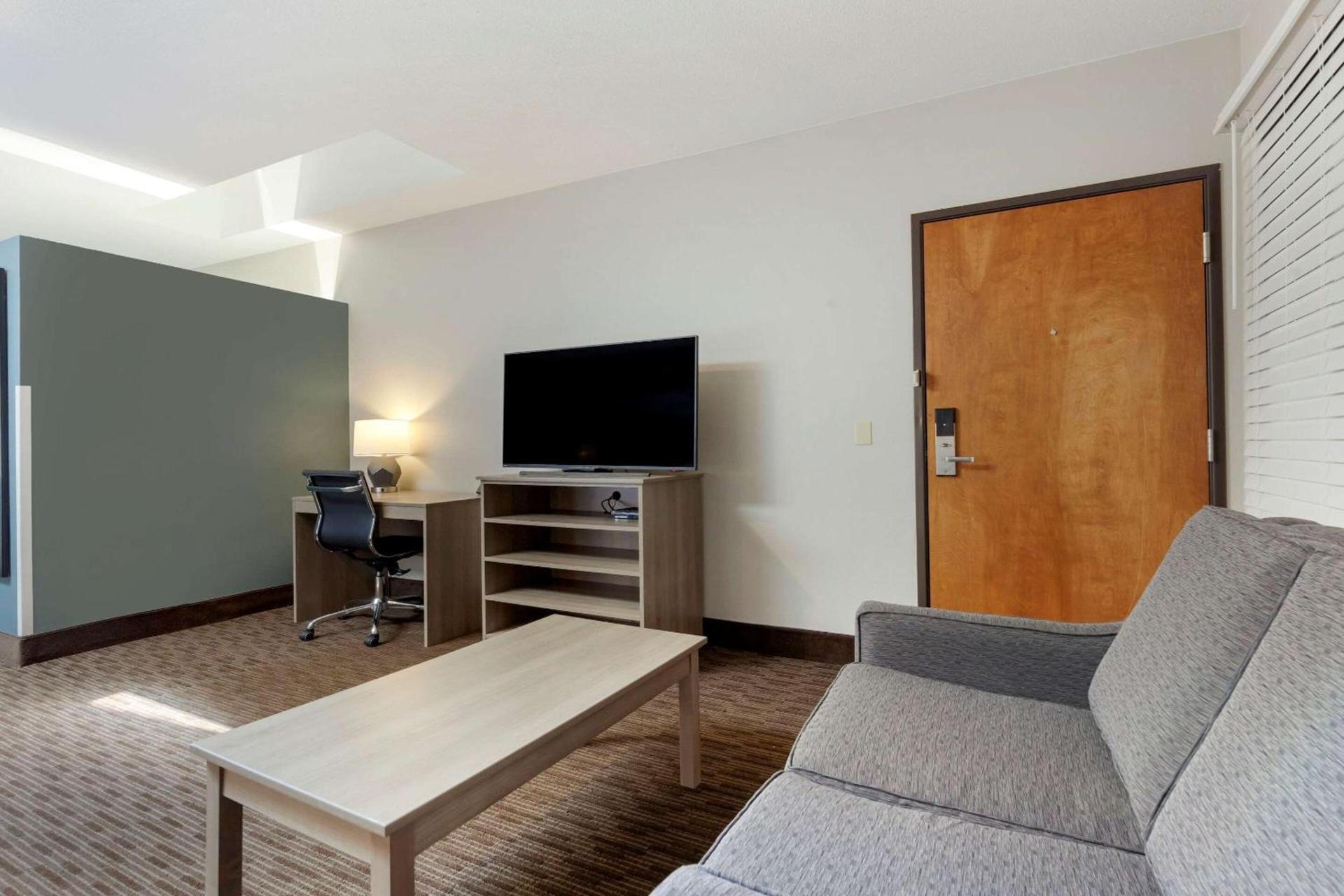 Red Roof Inn & Suites Tomah photo 8