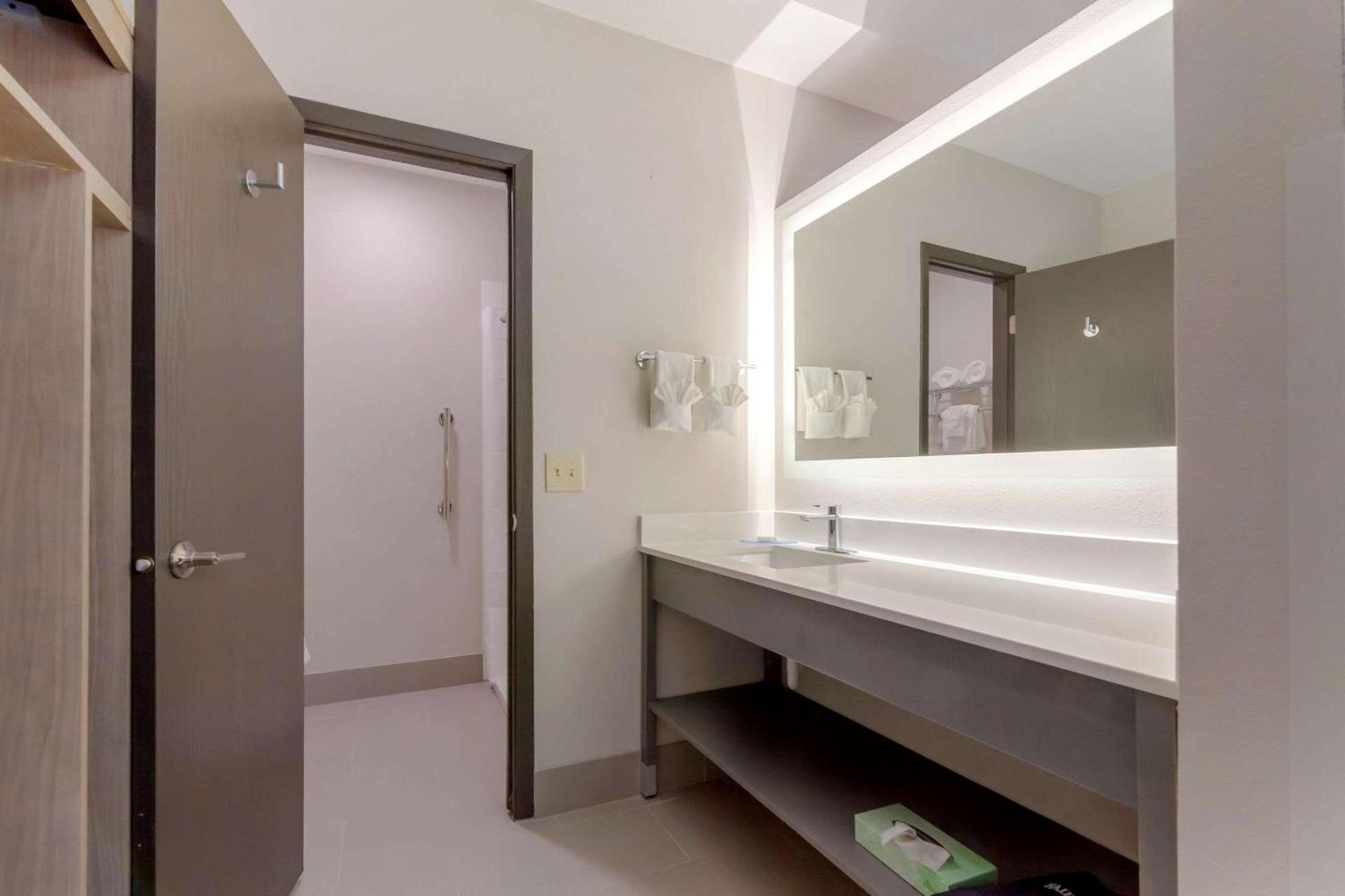 Red Roof Inn & Suites Tomah photo 10