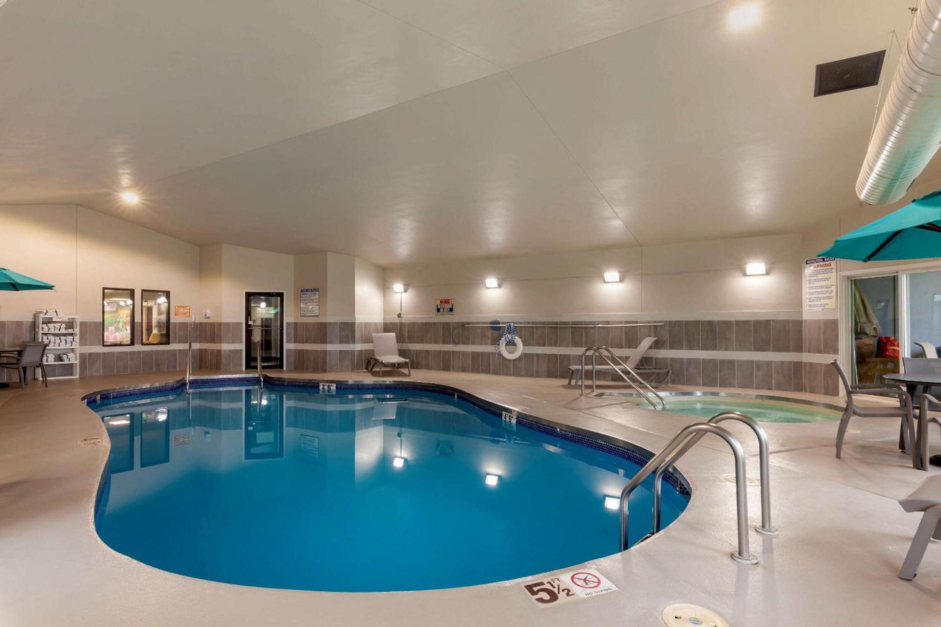 Red Roof Inn & Suites Tomah photo 20