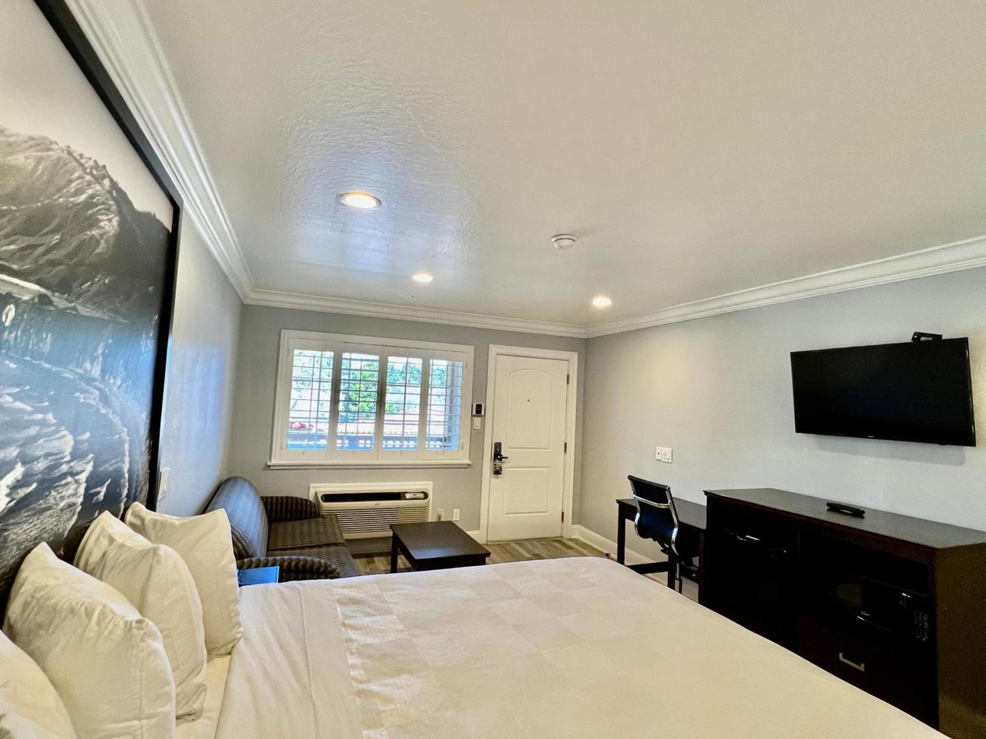 Aura Inn Monterey photo 43