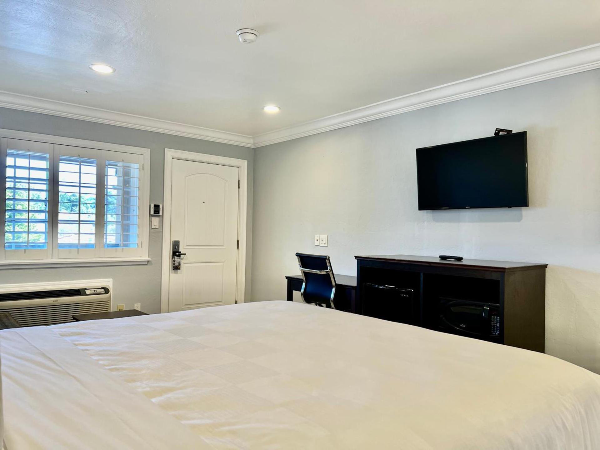 Aura Inn Monterey photo 42