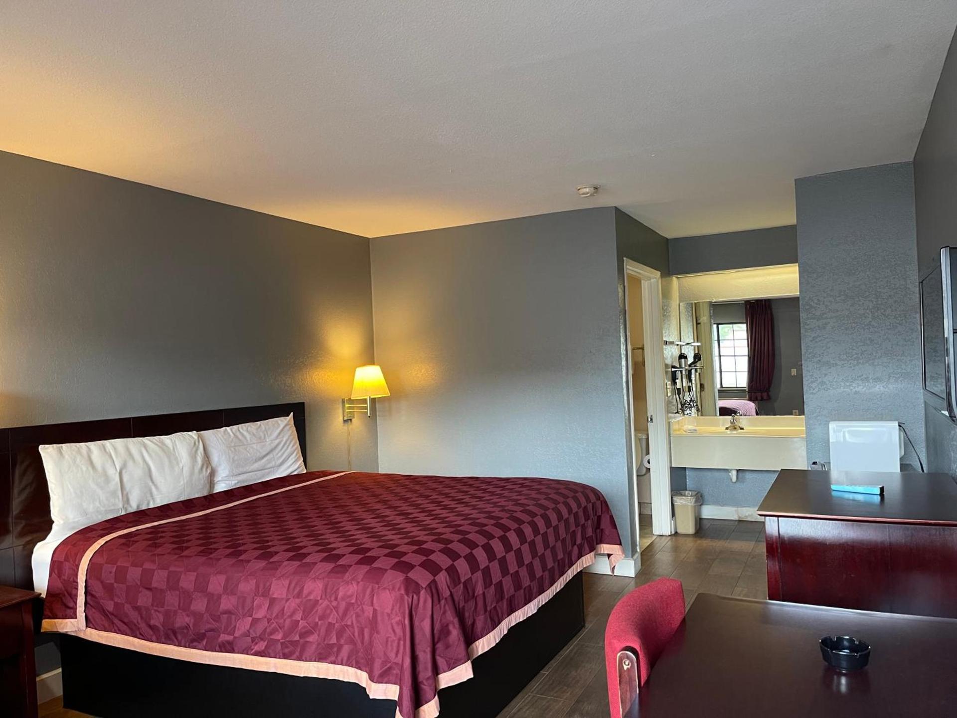 Majestic Inn photo 10