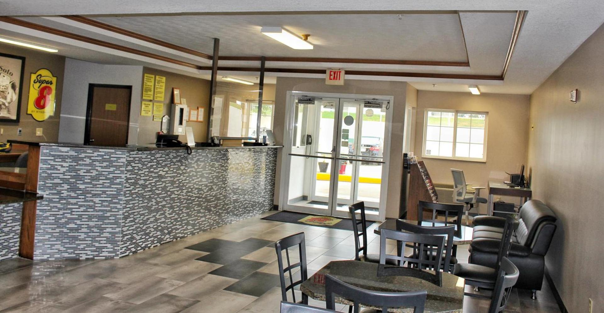Super 8 by Wyndham De Soto photo 43