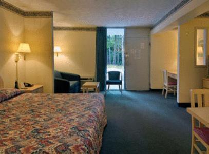 Howard Johnson by Wyndham Commerce GA photo 11