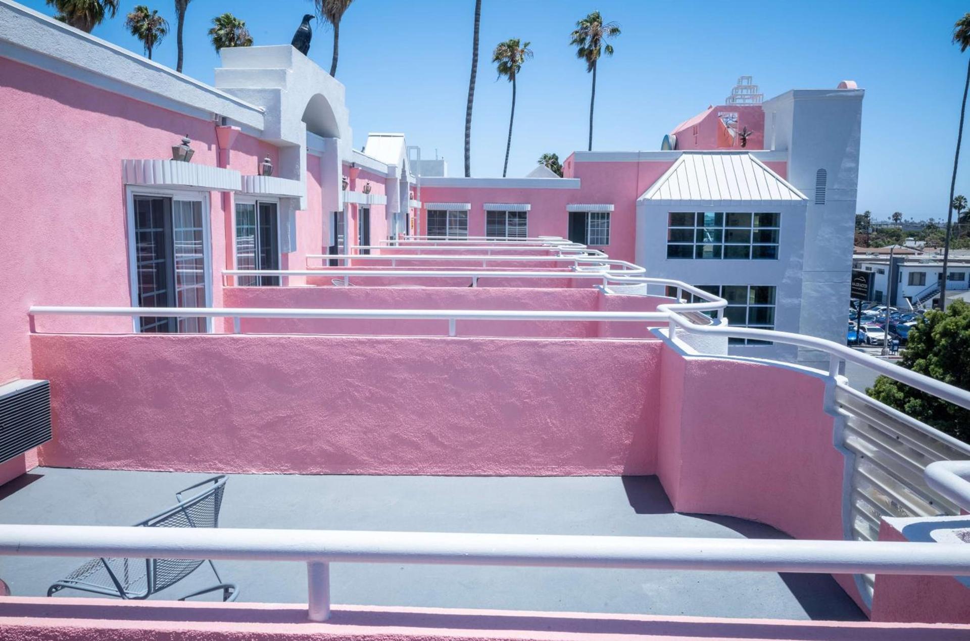 Days Inn by Wyndham Santa Monica photo 5