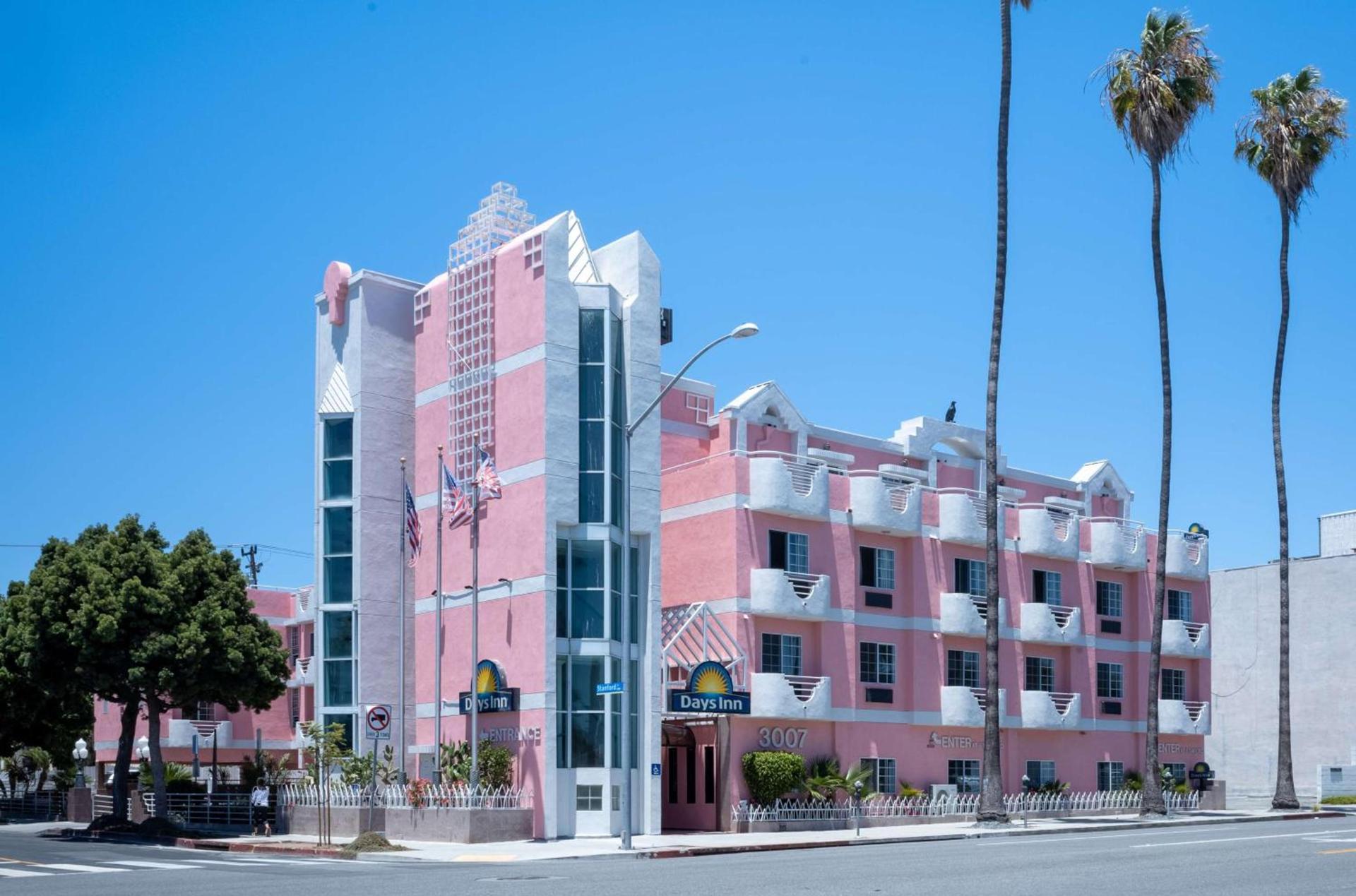 Days Inn by Wyndham Santa Monica photo 1