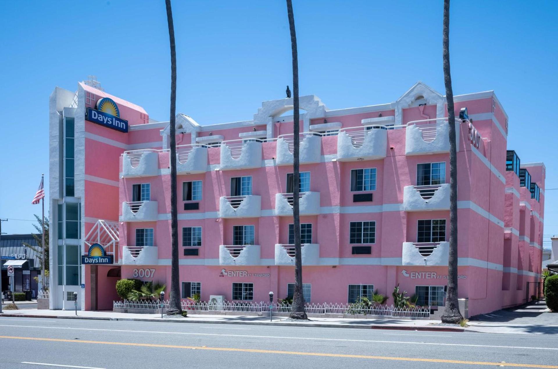 Days Inn by Wyndham Santa Monica photo 4