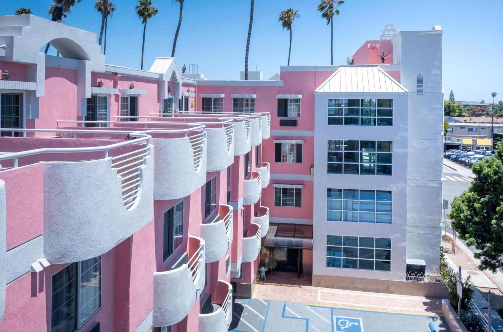 Days Inn by Wyndham Santa Monica photo 6