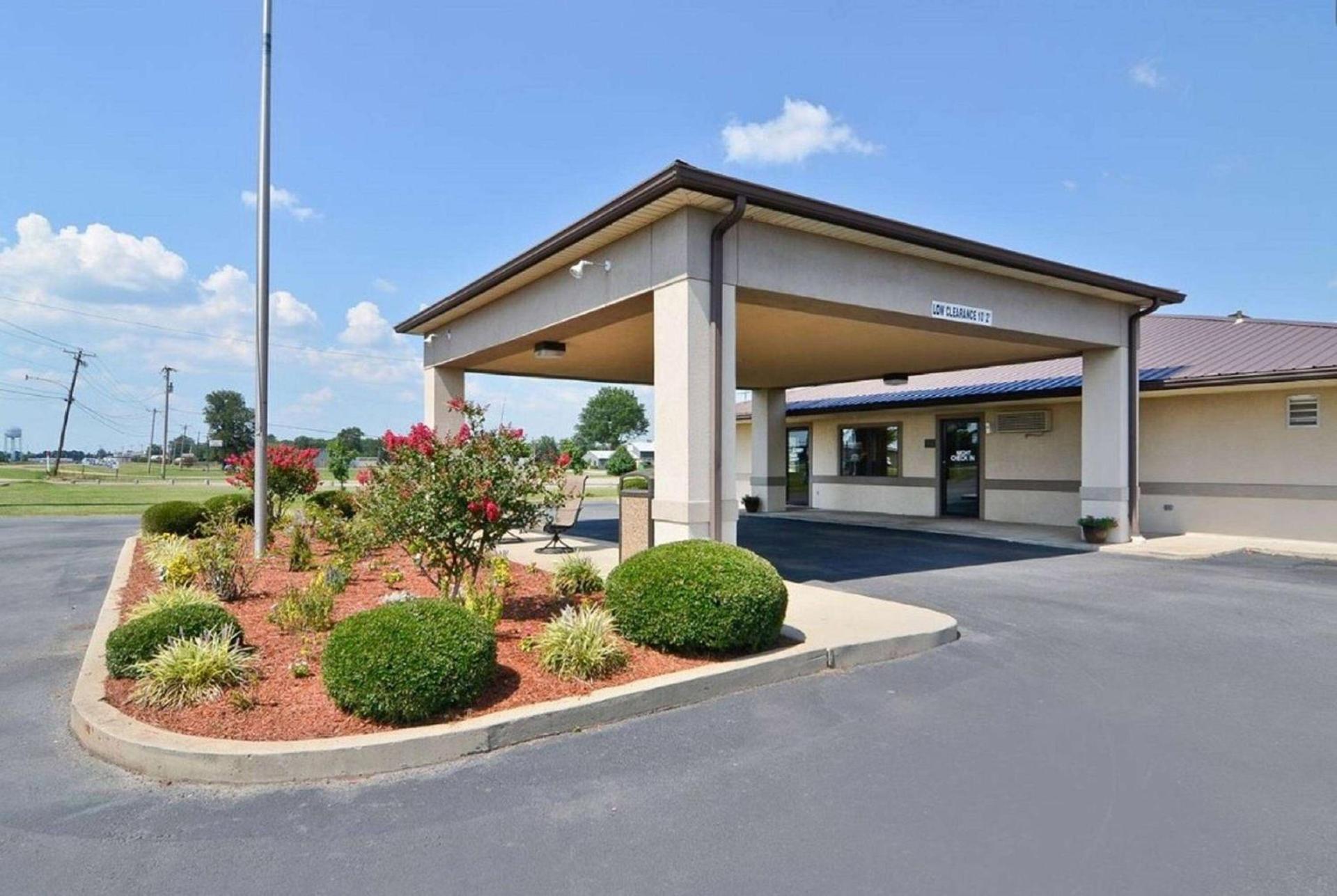 Super 8 by Wyndham McGehee photo 1