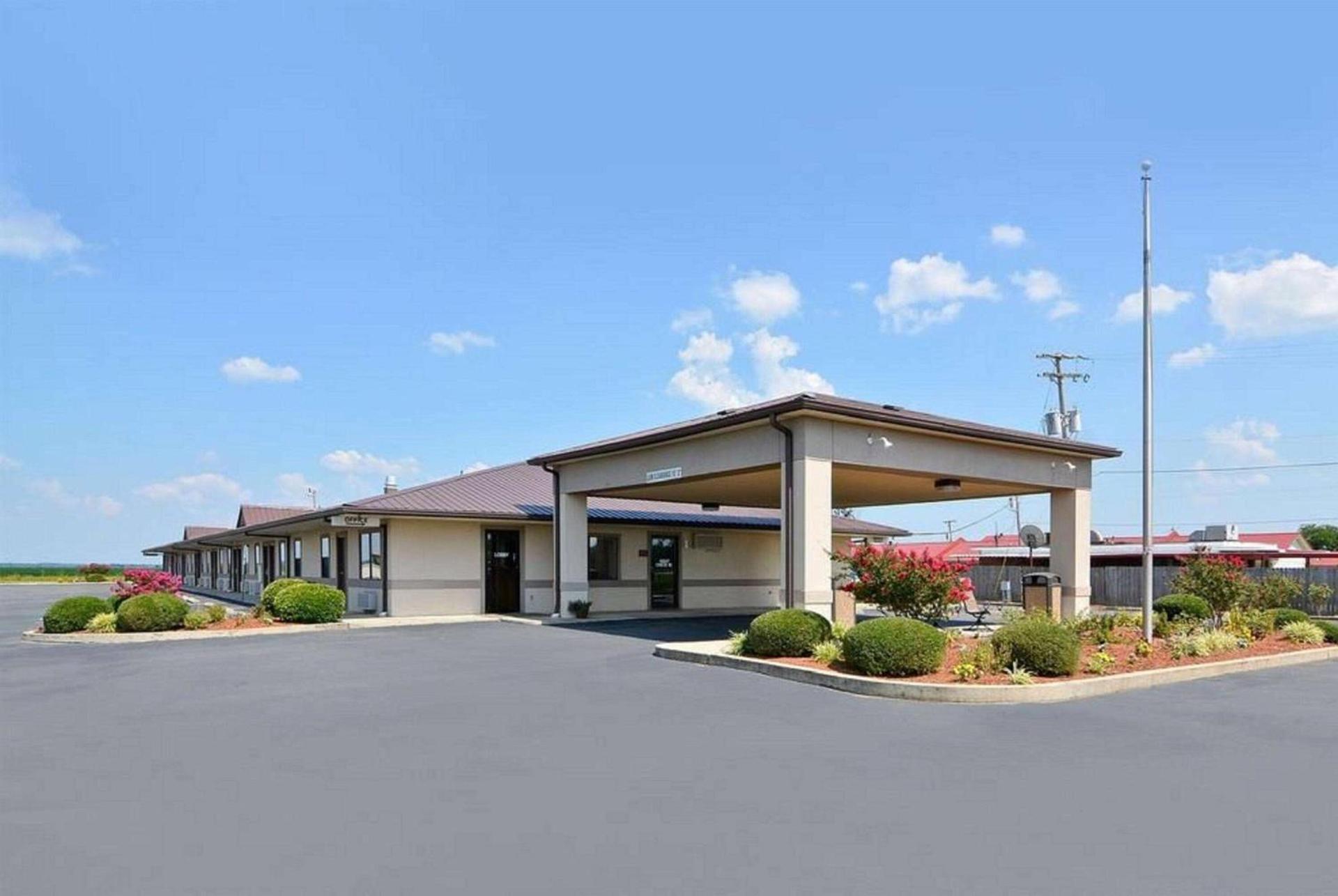 Super 8 by Wyndham McGehee photo 2