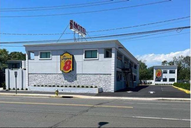 Super 8 by Wyndham Lindenhurst photo 27