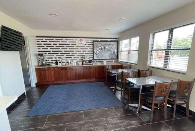 Super 8 by Wyndham Lindenhurst photo 31
