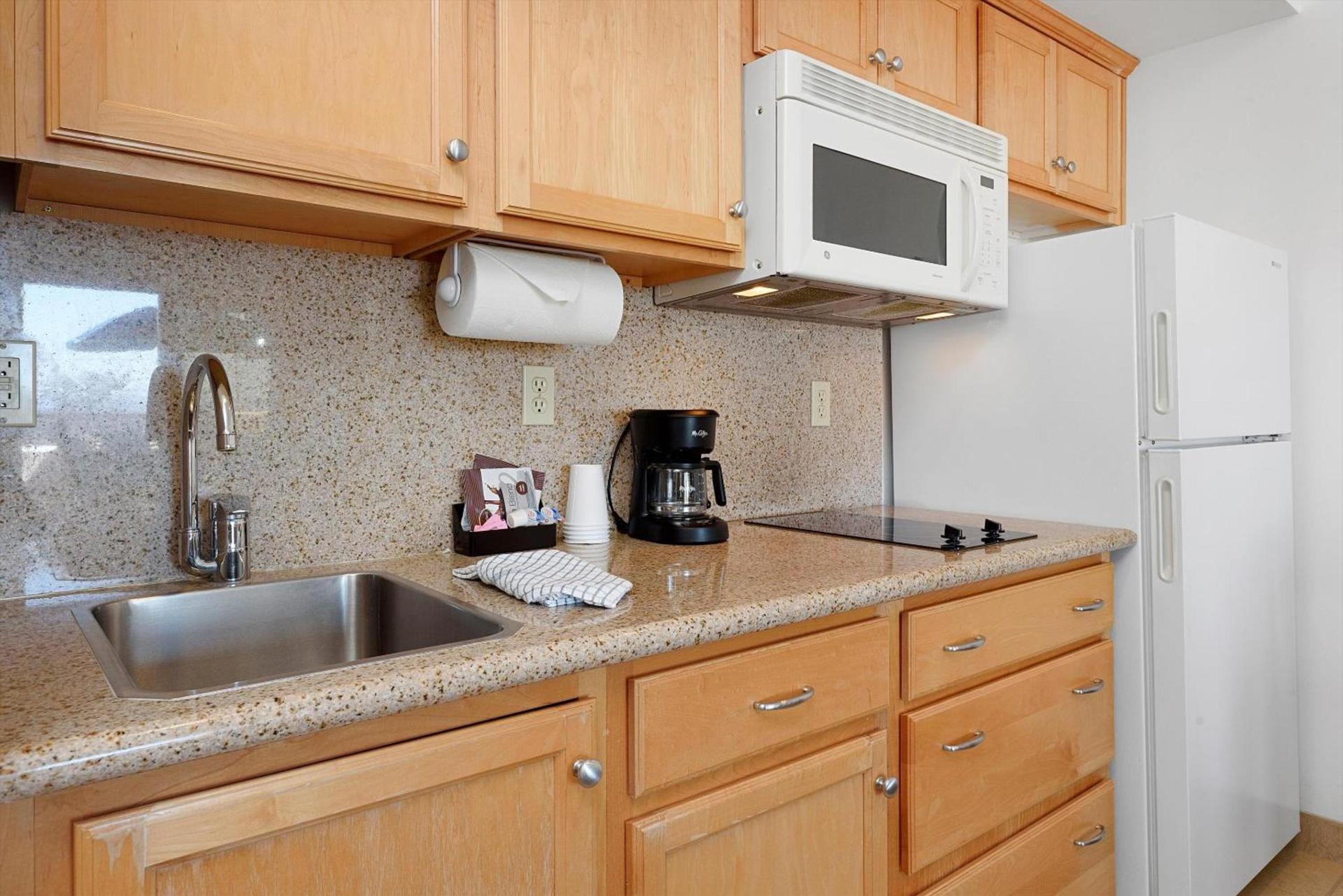 Beach House Inn & Suites photo 40