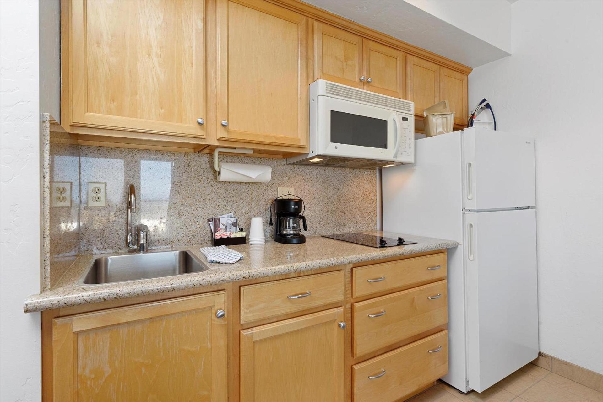 Beach House Inn & Suites photo 24