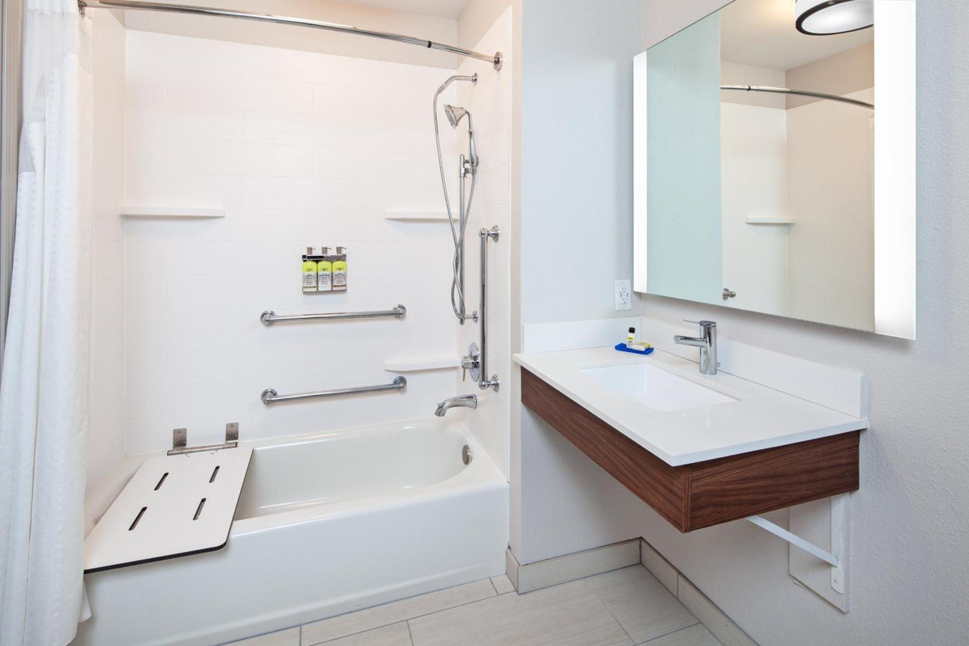 Holiday Inn Express & Suites Clovis Fresno Area by IHG photo 7