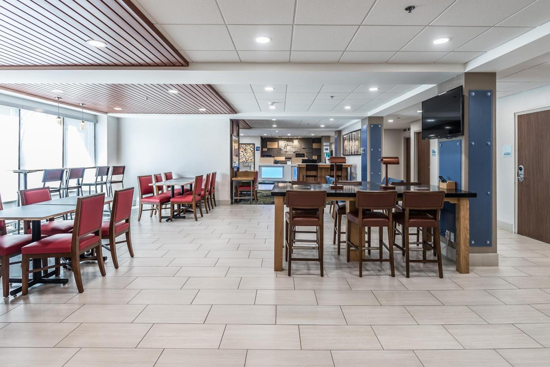Holiday Inn Express Flint-Campus Area by IHG photo 7