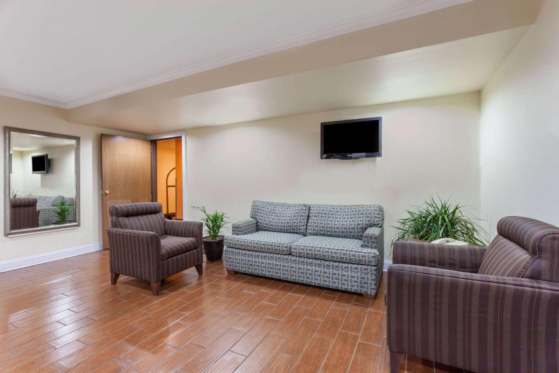 Super 8 by Wyndham Lexington Hamburg Area photo 4