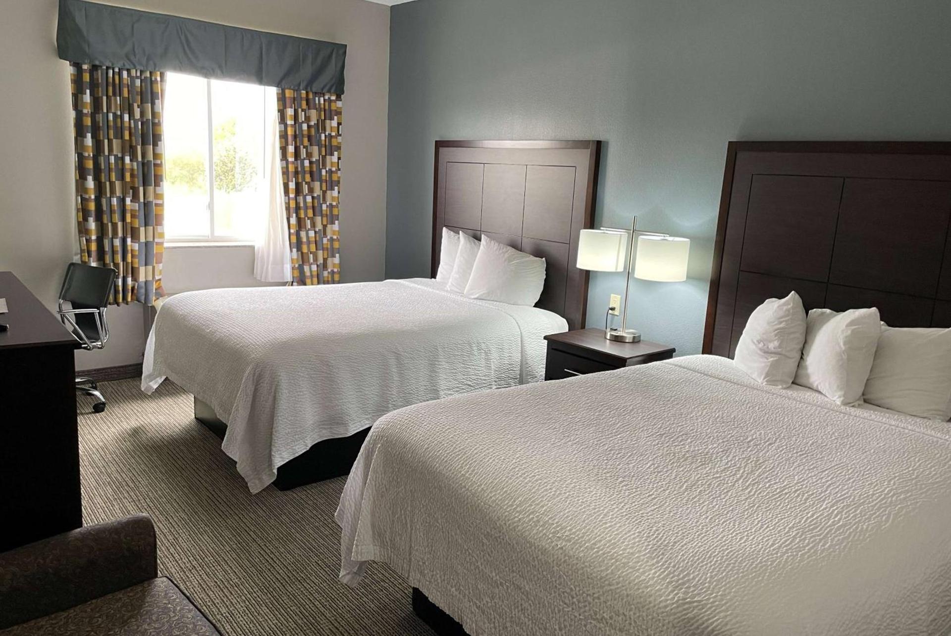 Days Inn & Suites by Wyndham Cleburne TX photo 6