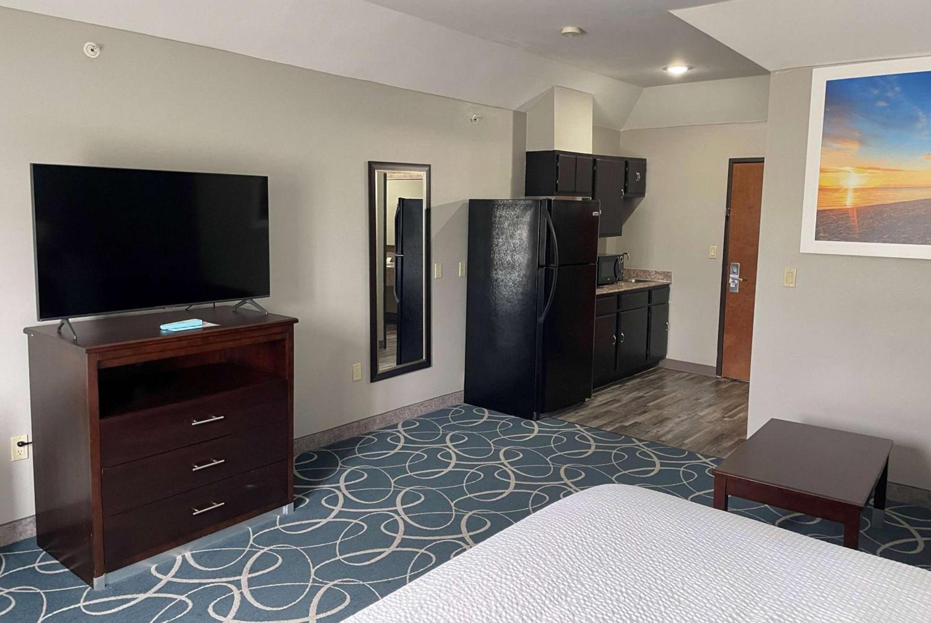 Days Inn & Suites by Wyndham Cleburne TX photo 7