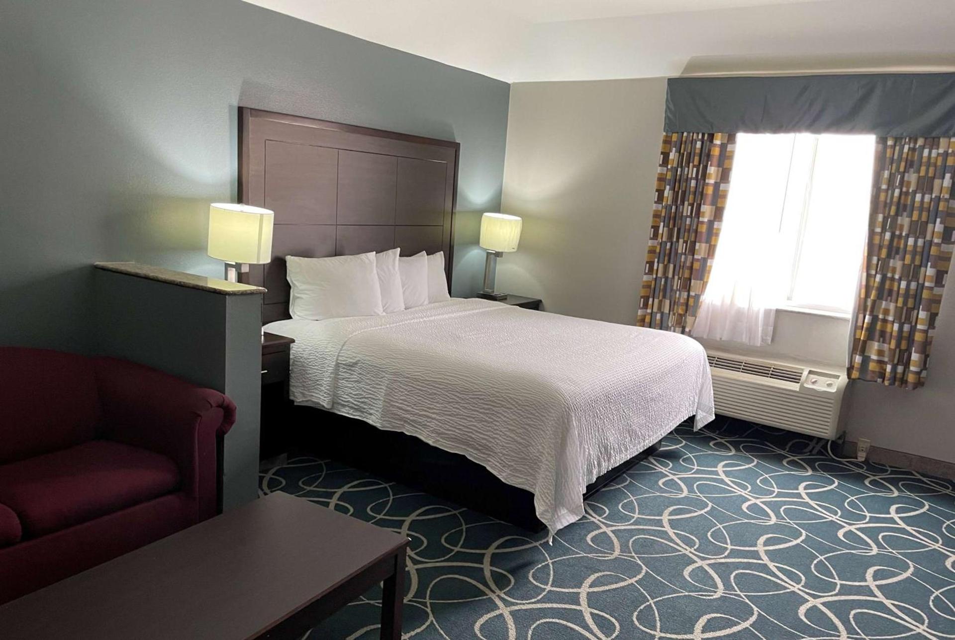 Days Inn & Suites by Wyndham Cleburne TX photo 8