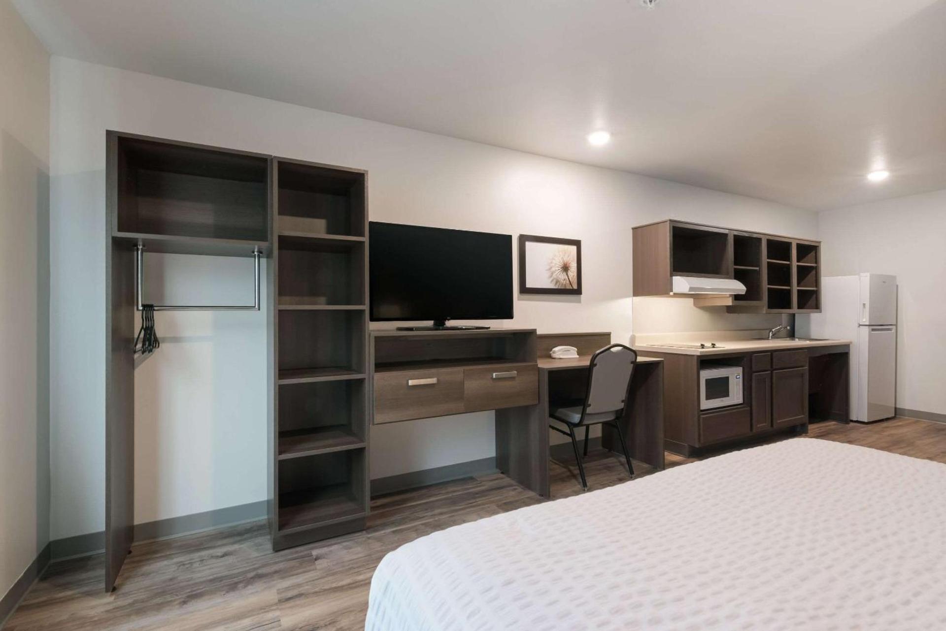 WoodSpring Suites Philadelphia Northeast photo 11