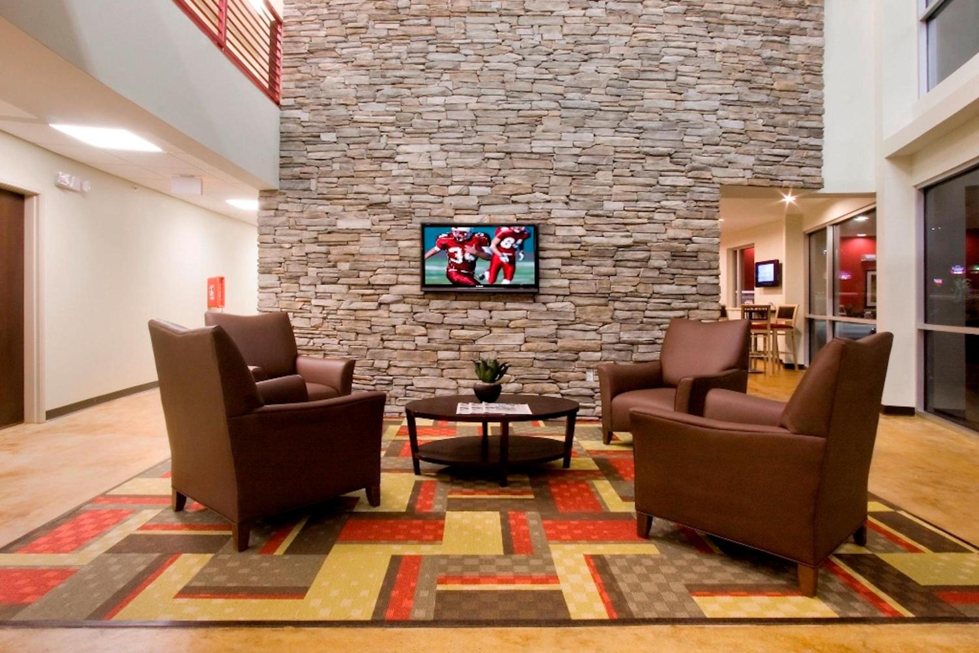 Red Roof Inn & Suites Beaumont photo 2
