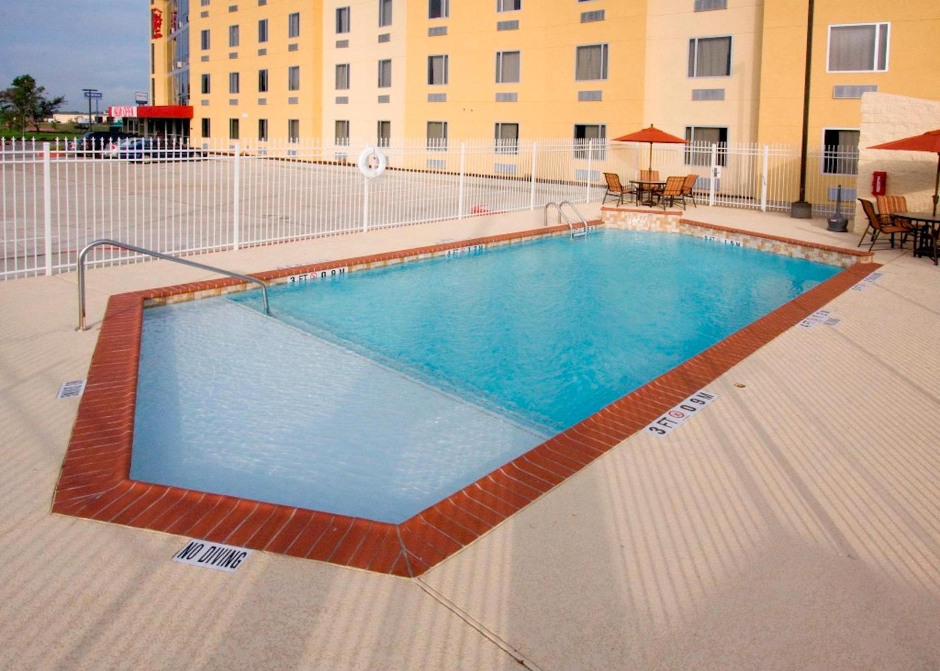 Red Roof Inn & Suites Beaumont photo 5