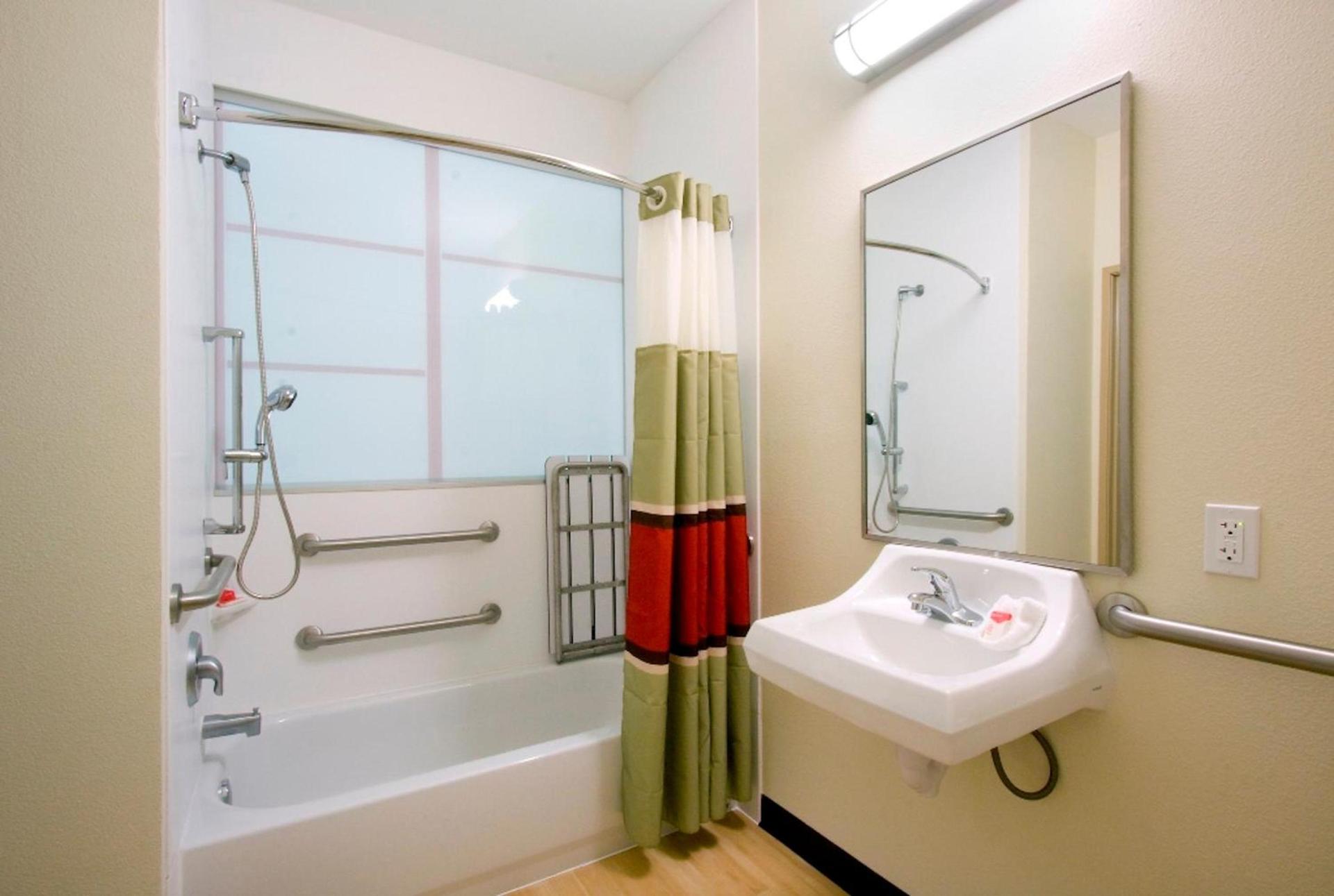 Red Roof Inn & Suites Beaumont photo 16