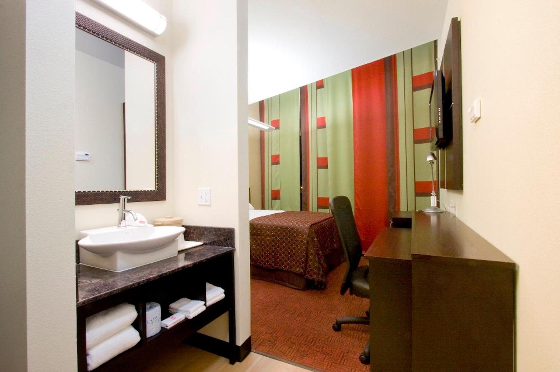 Red Roof Inn & Suites Beaumont photo 11