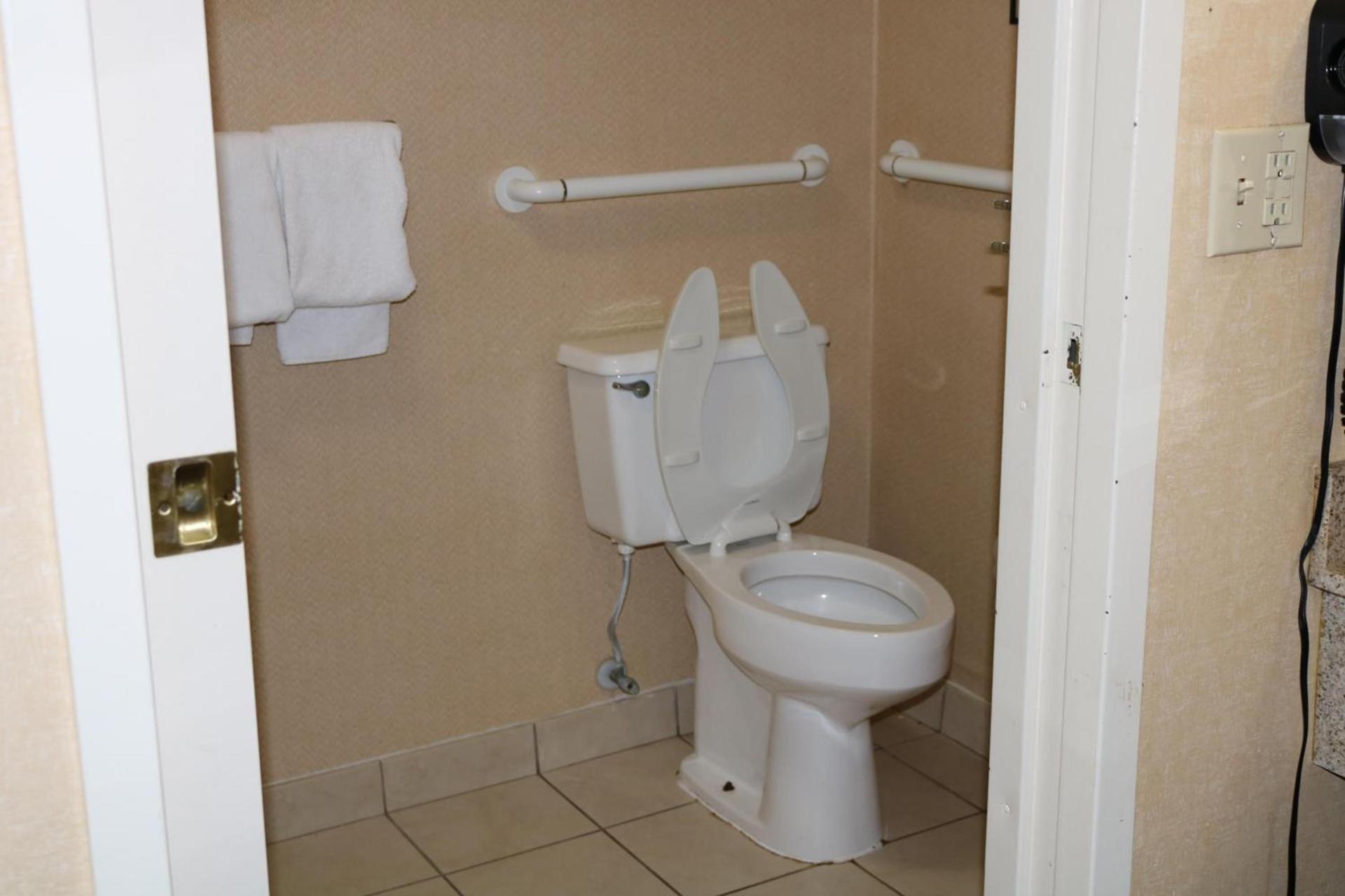 Baymont by Wyndham Columbia Northwest photo 32