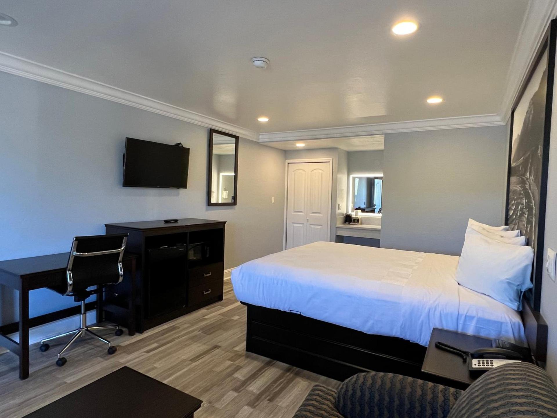 Aura Inn Monterey photo 68