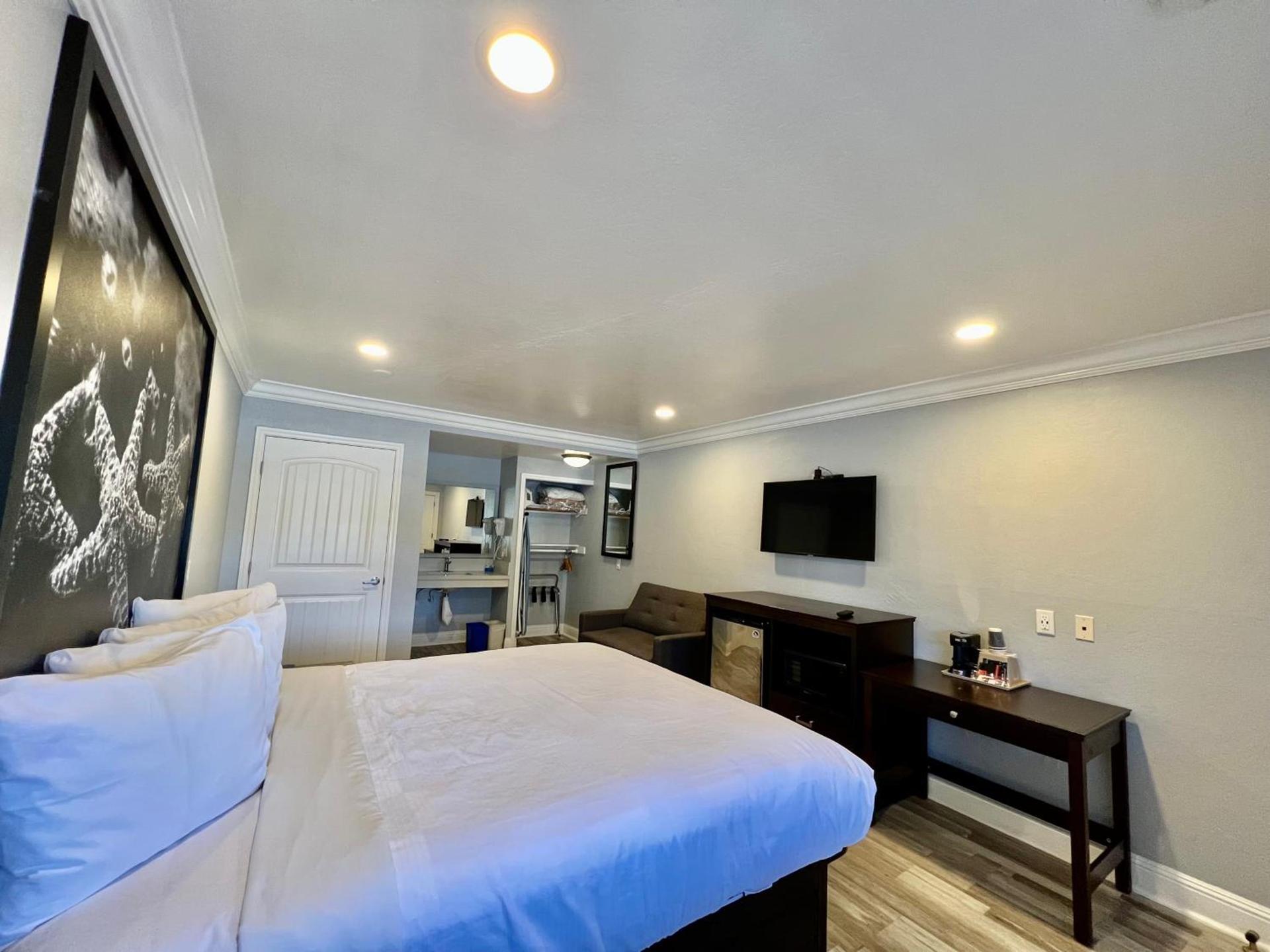 Aura Inn Monterey photo 67