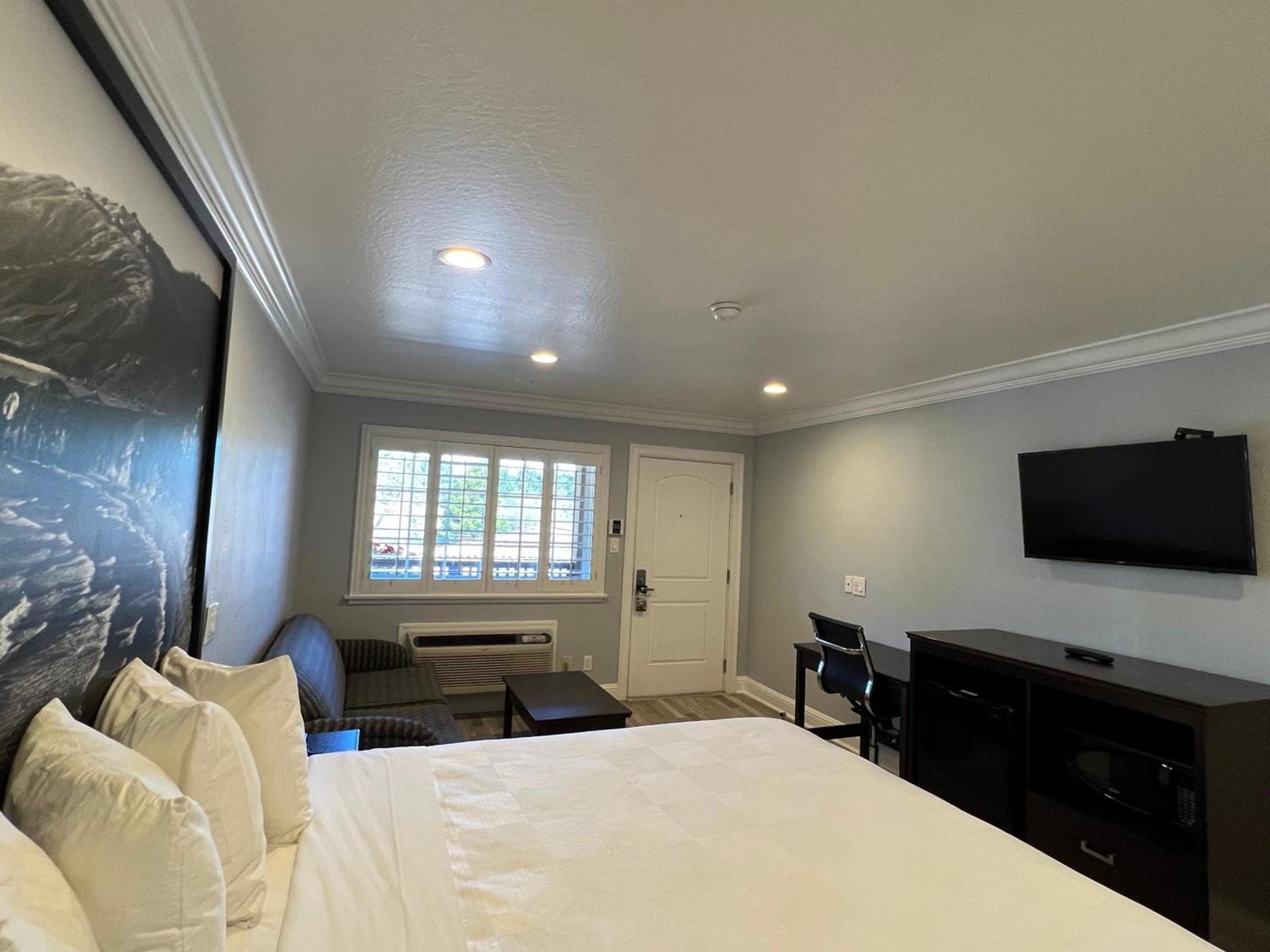 Aura Inn Monterey photo 92