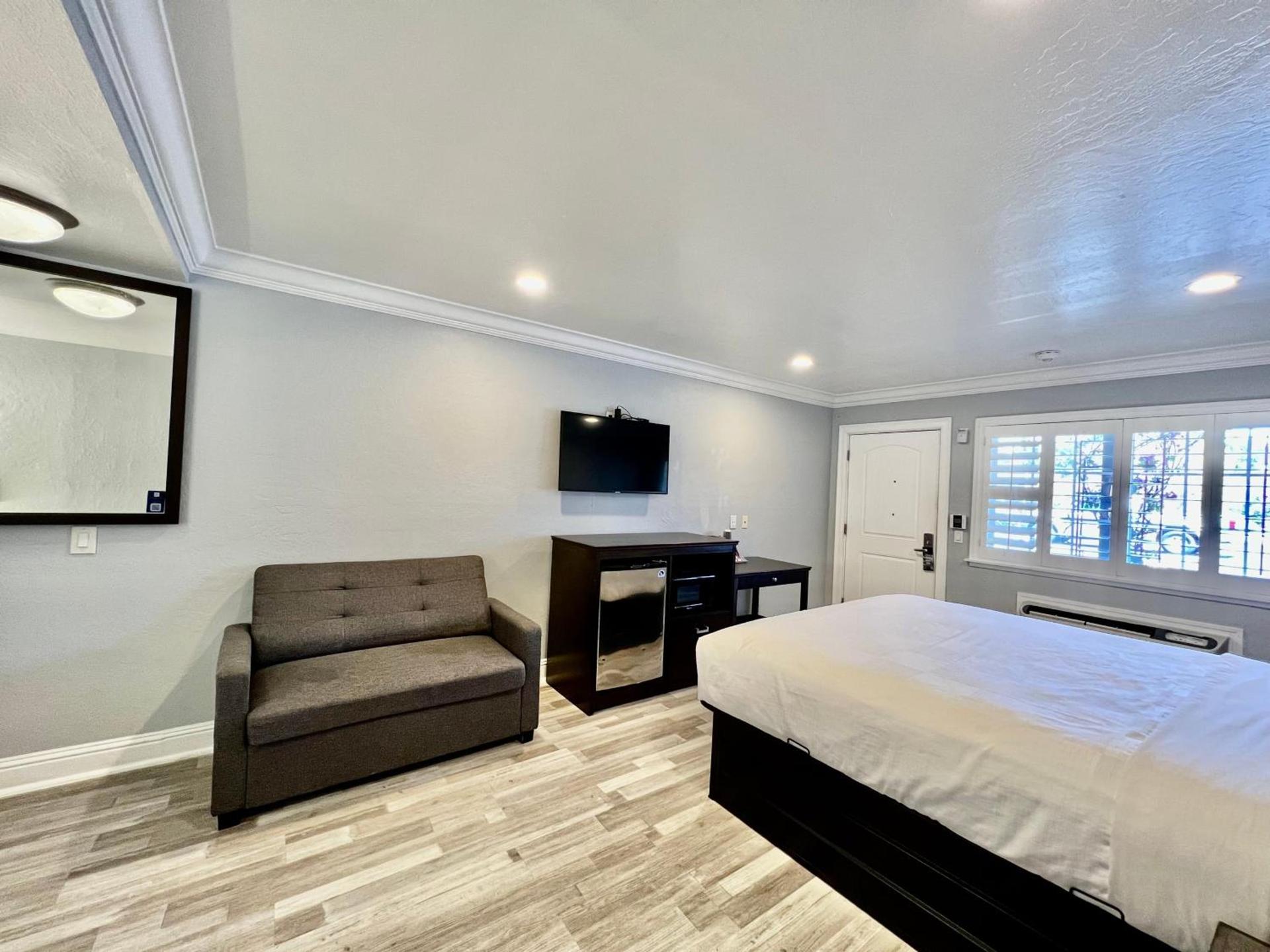 Aura Inn Monterey photo 69