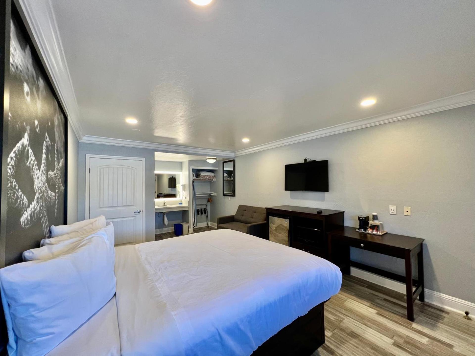 Aura Inn Monterey photo 70